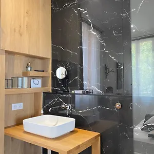https://belle-vue-sur-mer-trs-prs-du-port-de-sanary.fr-provencehotel.com